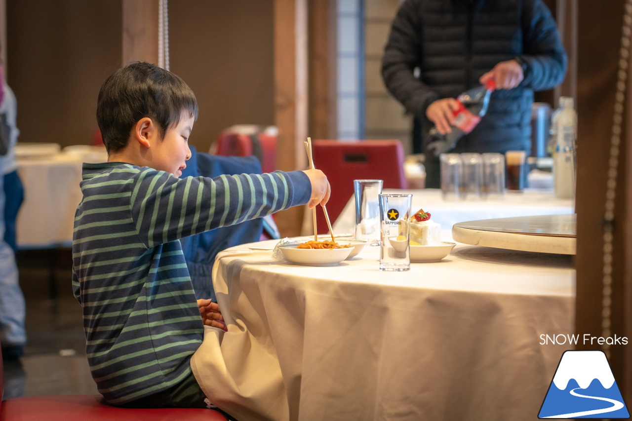 たくさん滑って、いっぱい食べて☆楽しいイベントが帰ってきた！ めもるホールディングス presents プロスキーヤー・井山敬介さんと行く『雪育ツアー』2024 in 恵庭｜ダイナスティスキーリゾート